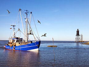 Cuxhaven-Kugelbake-und-Fischerboot